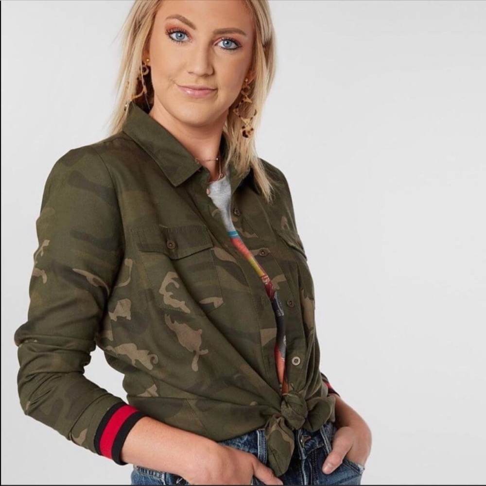 NWT daytrip camo button down size size medium
